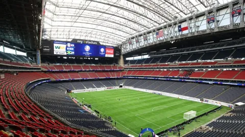 国足迎战澳洲：公布首发阵容，球迷潮涌观赛现场